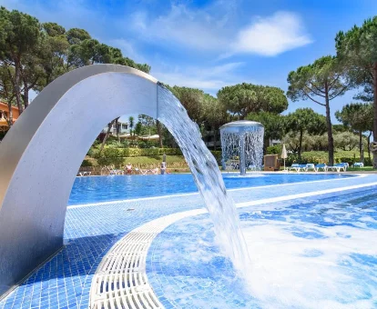 Foto de la piscina con cascada del Aparthotel Ciutat de Palol