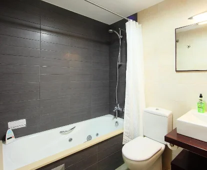 Foto de la bañera de hidromasaje que se encuentra en el Apartment Los Cerezos