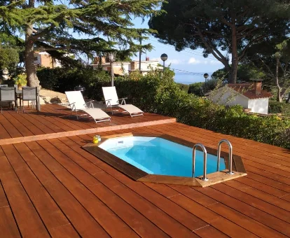 Foto de la piscina exterior con tumbonas del Apartment Pearl of Cabrils