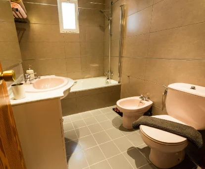 Foto del baño con bañera de hidromasaje del Apartment RoSol Albir Playa