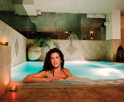 Foto del spa con piscina de hidromasaje del Arte Vida Suites & Spa
