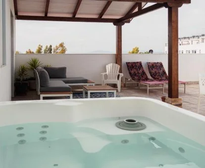 Foto del jacuzzi exterior que se encuentra en el Atico Aligma
