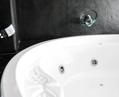 Foto del jacuzzi que se encuentra en el Black and White Suitte 