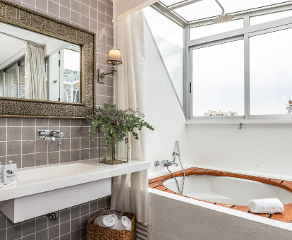 Foto de la bañera de hidromasaje de la casa BNBHolder Luxury Triplex CHAMBERI