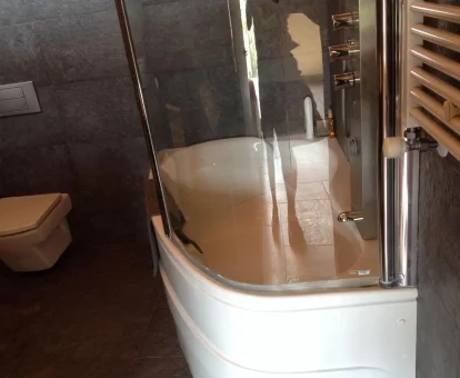 Foto del baño con ducha de hidromasaje de la casa Can Taga Verd St Joan