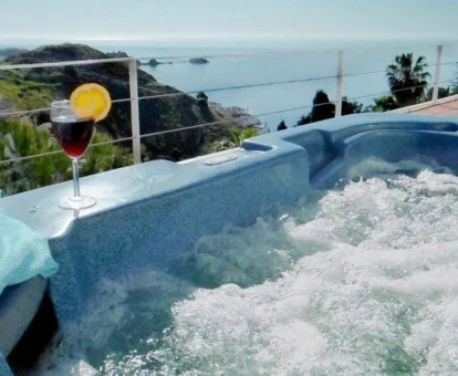 Foto del jacuzzi con vistas al mar de la Casa Valentine