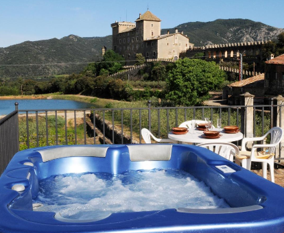 Foto del spa con vistas al castillo de los apartamentos Castell de Riudabella