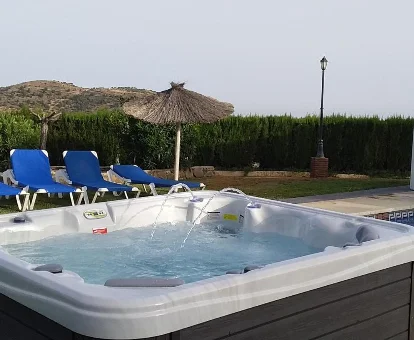 Foto del jacuzzi de exterior de la casa Castillo de Zalia Conjunto Rural