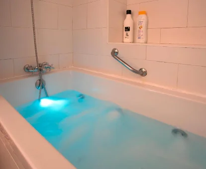 Foto de la bañera de hidromasaje que se encuentra en CIELO Family Home free parking by Cadiz4Rentals