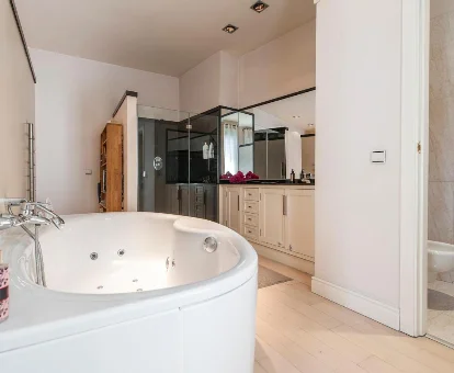 Foto de la bañera de hidromasaje de la casa Cinema Exclusive - Sol II Collection - Elevenhost