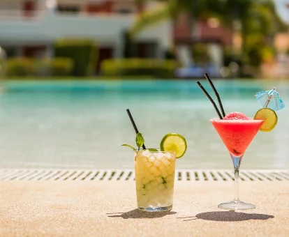 Foto de la piscina con cóctel del Cortijo Del Mar Resort