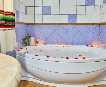 Foto de la bañera de hidromasaje con pétalos de rosa de las Cuevas El Moral