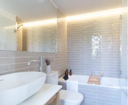 Foro del baño con bañera de hidromasaje que se encuentra en el Domina Boutique Apartment