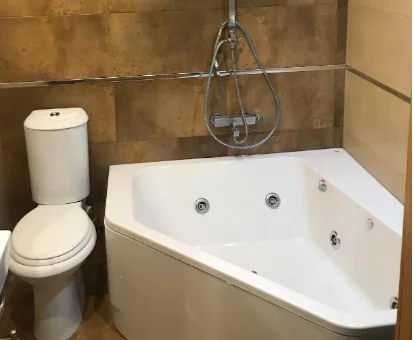 Foto de la bañera de hidromasaje que se encuentra en el Duplex a 3 minutos de playa de la victoria Cadiz