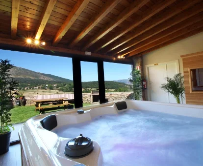 Foto del jacuzzi con vistas que se encuentra en los apartamentos El Balcon De La Lomba
