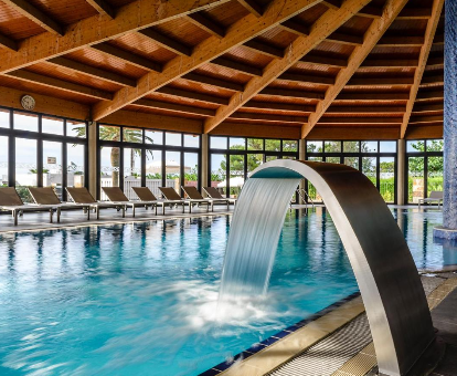 Foto del spa con piscina cubierta y cascadas de El Dorado Resort Bungalows & Villas