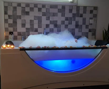 Foto de la bañera de hidroamasaje con espuma de El nido de la Galería