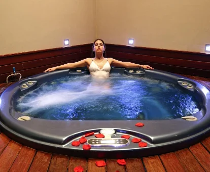 Foto de una mujer en el jacuzzi del Guitart La Molina Aparthotel & Spa