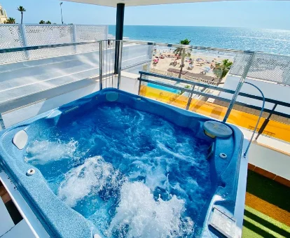 Foto del jacuzzi con vistas al mar del Hotel Apartamentos Marina Luz