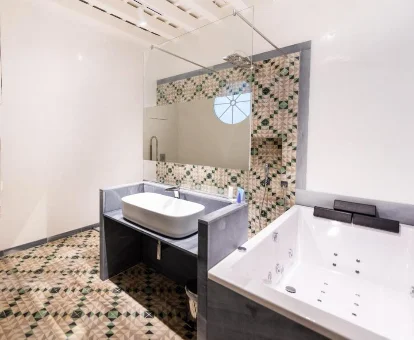 Foto de la bañera de hidromasaje privada que se encuentra en La Casa del Consul