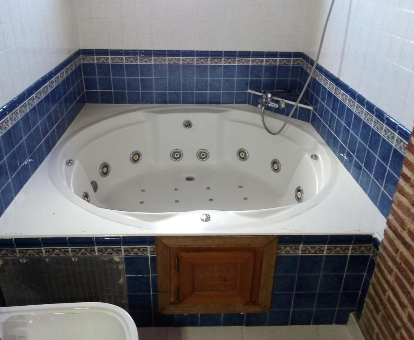 Foto de la bañera de hidromasaje que se encuentra en Las Cabañas de Pimiango