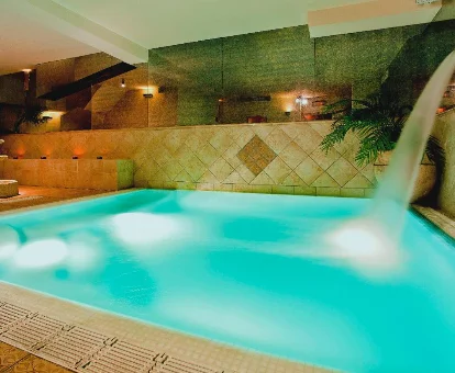 Foto de la piscina cubierta del Laurel Suites Apartments