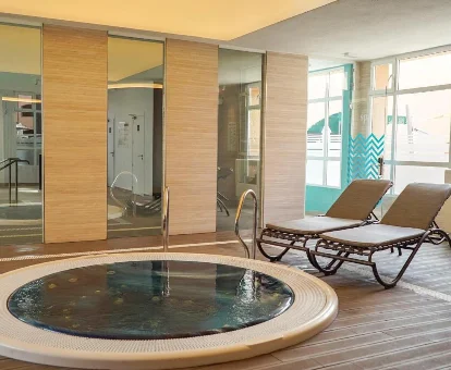 Foto de jacuzzi con tumbonas de Los Amigos Beach Club By Diamond Resorts 