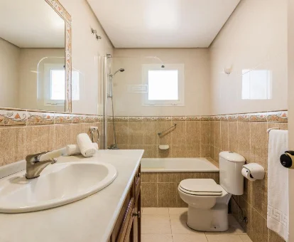 Foro del baño con bañera de hidromasaje del Macdonald Doña Lola Resort