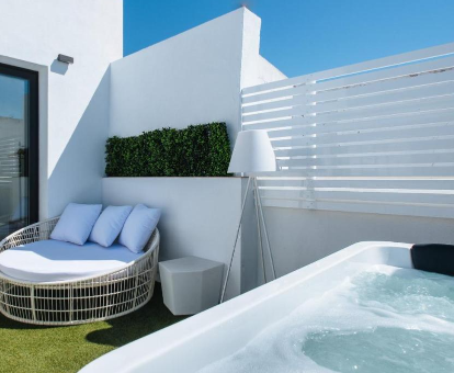 Foto del jacuzzi que se encuentra en el jardín de Magno Apartments - Penthouse with Private Solarium & Jacuzzi