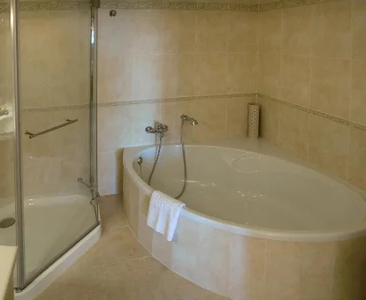 Foto de la bañera de hidromasaje que se encuentra en el Marbella Beach Resort at Club Playa Real