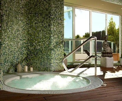 Foto del jacuzzi que se encuentra en el apartahotel Marinas de Nerja Beach & Spa