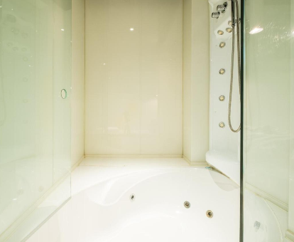 Foto de la bañera de hidromasaje del apartamento My City Home - Duplex at Puerta de Hierro