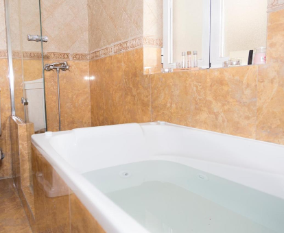 Foto de la bañera de hidromasaje que se encuentra en el apartamento Oshun Puerta del Sol Deluxe