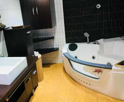 Foto del baño con jacuzzi del apartamento Residencial elemar