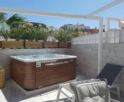 Foto del jacuzzi que se encuentran en el patio del Sitges Spaces Mediterranean Apartments