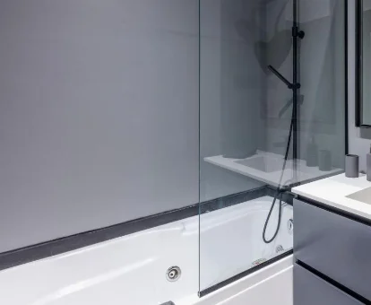 Foto de la bañera de hidromasaje del baño que se encuentra en la casa Skyline Retiro Park Madrid 19th floor