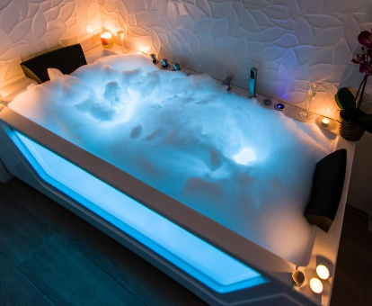 Foto de la bañera de hidromasaje con espuma de la casa Sol luxury suites
