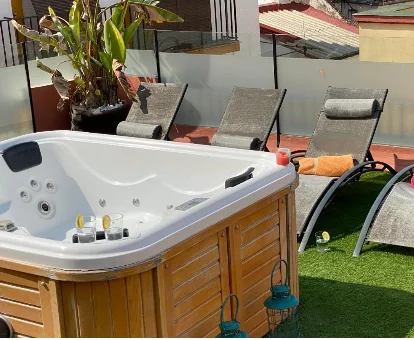 Foto de la azotea con jacuzzi de las Suites Puerta de Triana, Maestranza
