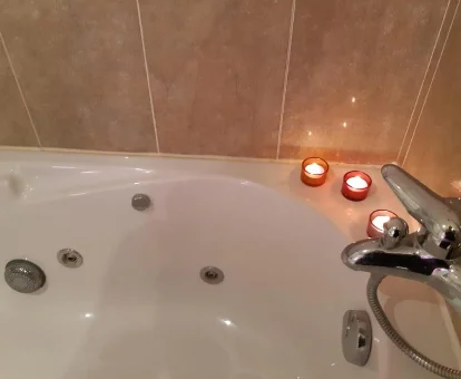 Foto de la bañera de hidromasaje con velas de la Terraza y Playa Costa Tropical