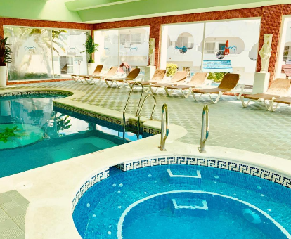 Foto del spa con jacuzzi y piscina de VIME La Reserva de Marbella