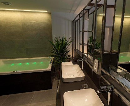 Foto de la bañera de hidromasaje que se encuentra en los apartamentos Vinatea Suites