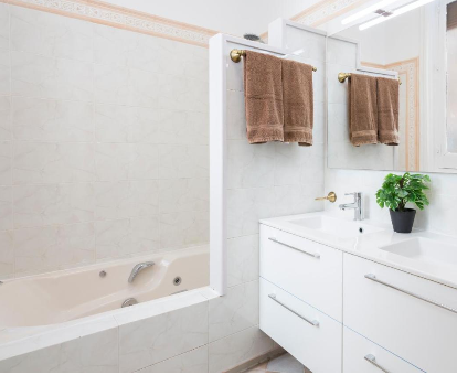 Foto del baño con bañera de hidromasaje de la casa vip LETRAS, by MONARO