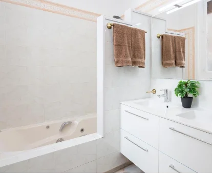 Foto del baño con bañera de hidromasaje de la casa vip LETRAS, by MONARO