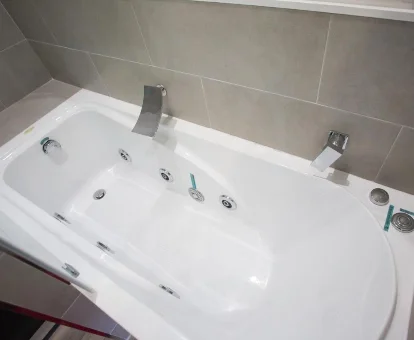 Foto de la bañera de hidromasaje de la casa Windrose 8