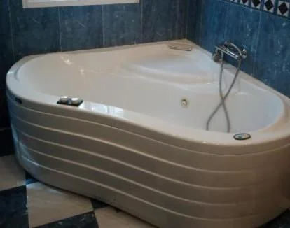 Foto del apartamento privado con jacuzzi en el baño.