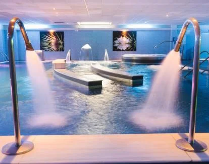 Foto del centro de bienestar del complejo con piscina de chorros y jacuzzi.