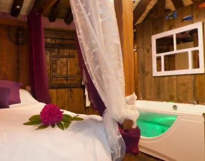 Foto del Loft con jacuzzi privado junto a la cama y vistas a la naturaleza.