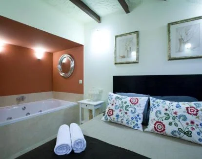 Foto del acogedor dúplex completo con jacuzzi privado.