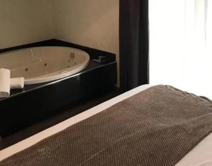 Foto del Apartamento de 1 dormitorio con jacuzzi privado junto a la cama.