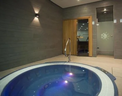 Foto del acogedor spa con jacuzzi.